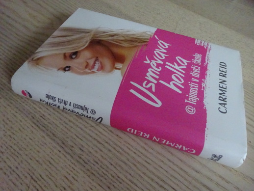 USMĚVAVÁ HOLKA, TAJNOSTI V DÍVČÍ ŠKOLE, CARMEN REID, **an