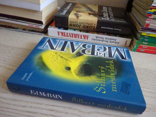 ŠILHAVÝ MEDVÍDEK, ED MCBAIN, **an