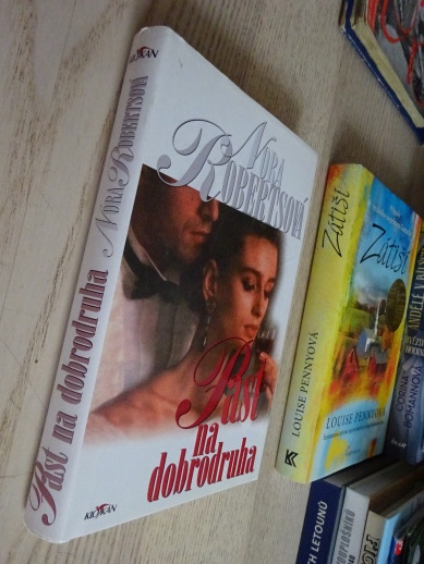 PAST NA DOBRODRUHA, NORA ROBERTS, **an