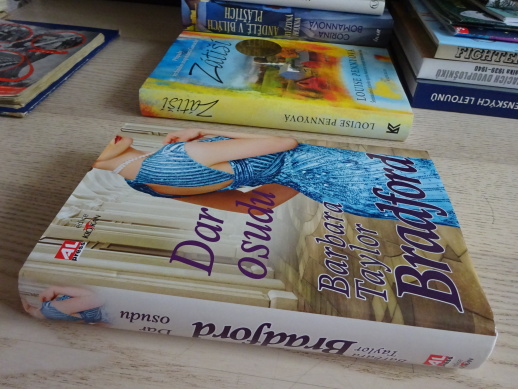 DAR OSUDU, BARBARA TAYLOR BRADFORDOVÁ, **an
