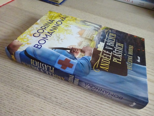 ANDĚLÉ V BÍLÝCH PLÁŠTÍCH, HVĚZDNÁ RODINA, CORINA BOMANNOVÁ, **an