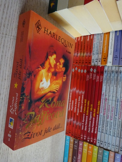 ŽIVOT JDE DÁL, RONA JAFFEROVÁ, **an