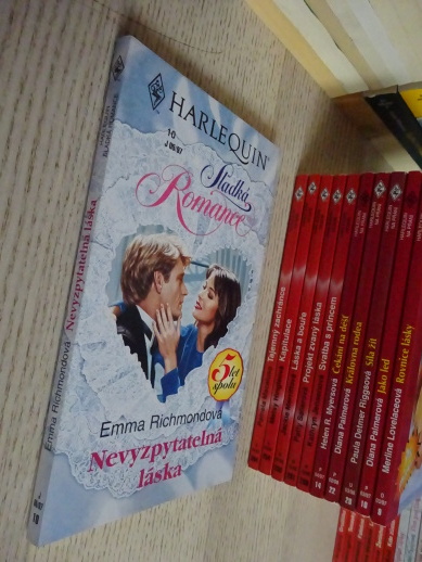 NEVYZPYTATELNÁ LÁSKA, EMMA RICHMONDOVÁ, **an