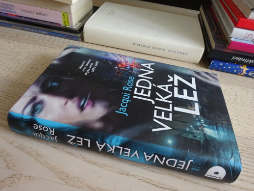 JEDNA VELKÁ LEŽ, JACQUI ROSE, **an