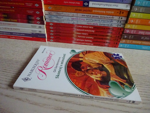 SKONCUJ S MINULOSTÍ, GILL SANDERSONOVÁ, **an