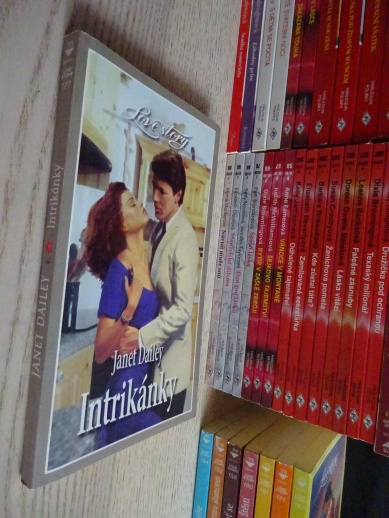 INTRIKÁNKY, JANET DAILEY, **an