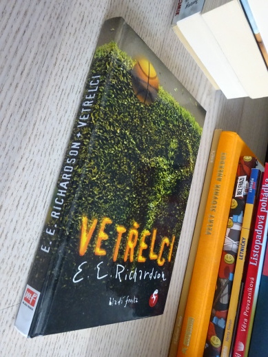 VETŘELCI, E. E. RICHARDSON, **an