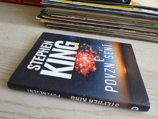 POVZNESENÍ, STEPHEN KING, **an