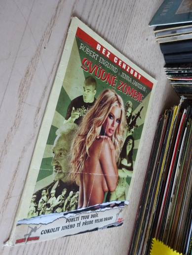 SVŮDNÉ ZOMBIE, DVD FILM