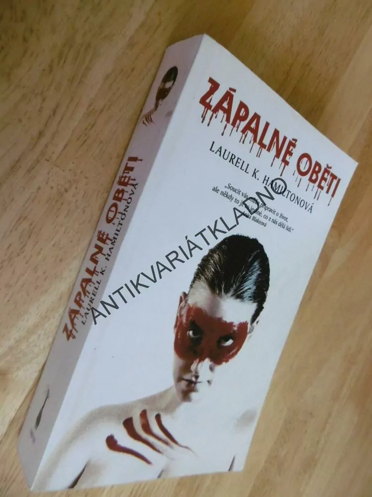 ZÁPALNÉ OBĚTI, LAURELL K. HAMILOTONOVÁ, **an