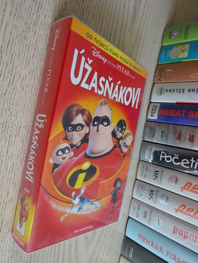ÚŽASŇÁKOVI, WALT DISNEY, PIXAR, VHS VIDEOKAZETA