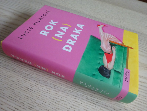 ROK (NA) DRAKA, LUCIE PILÁTOVÁ, **an
