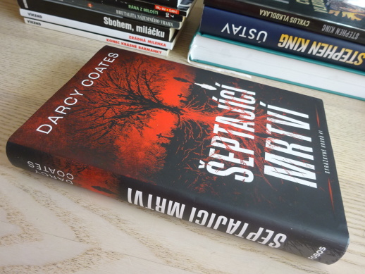 ŠEPTAJÍCÍ MRTVÍ, DARCY COATES, **an