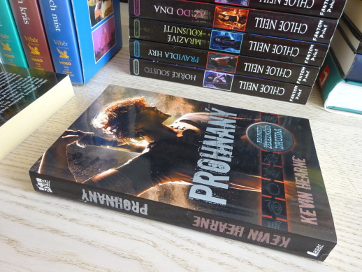 PROHNANÝ, KEVIN HEARNE, **an