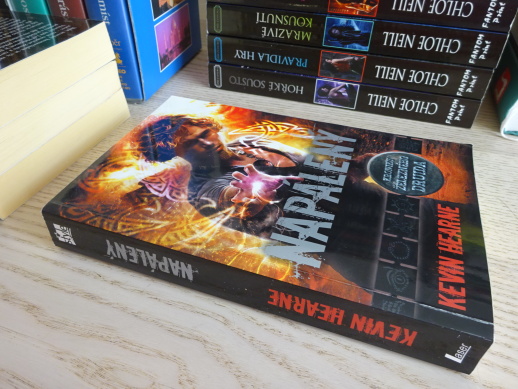 NAPÁLENÝ, KEVIN HEARNE, **an