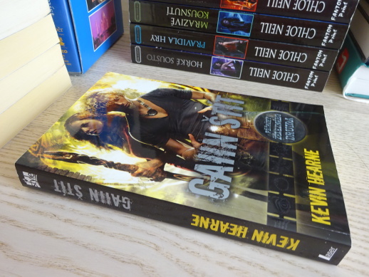 GAIIN ŠTÍT, KEVIN HEARNE, **an