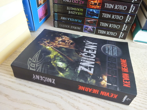 ZNIČENÝ, KEVIN HEARNE, **an