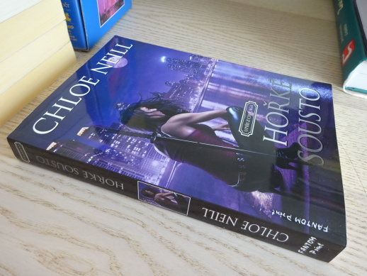 HOŘKÉ SOUSTO, CHLOE NEILL, **an