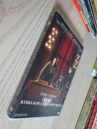 DÍVKA, KTERÁ KOPLA DO VOSÍHO HNÍZDA, DVD FILM