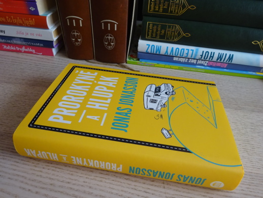 PROROKYNĚ A HLUPÁK, JONAS JONASSON, **an