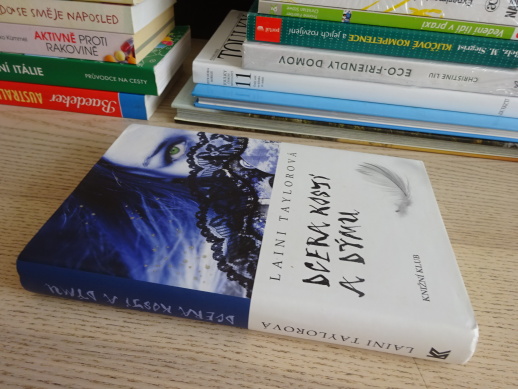 DCERA KOSTÍ A DÝMU, LAINI TAYLOROVÁ, **an