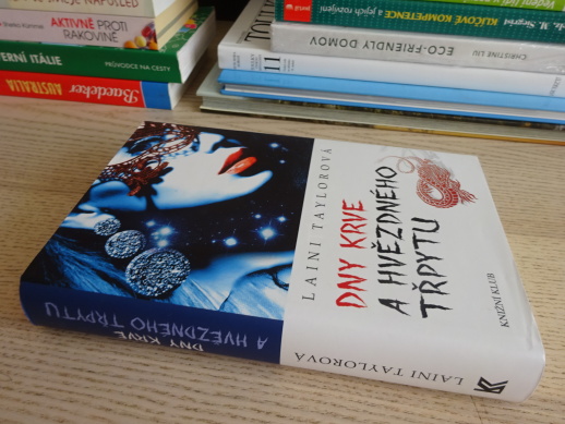 DNY KRVE A HVĚZDNÉHO TŘPYTU, LAINI TAYLOROVÁ, **an