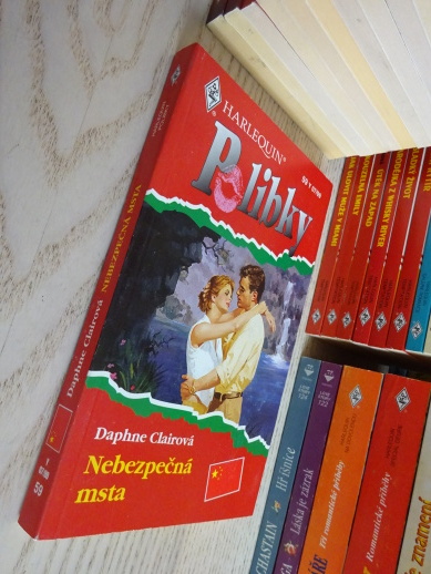 NEBEZPEČNÁ MSTA, DAPHNE CLAIROVÁ, **an