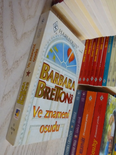 VE ZNAMENÍ OSUDU, BARBARA BRETTONOVÁ, **an
