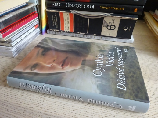 DĚSIVÉ TAJEMSTVÍ, CYNTHIA VICTOR, **an