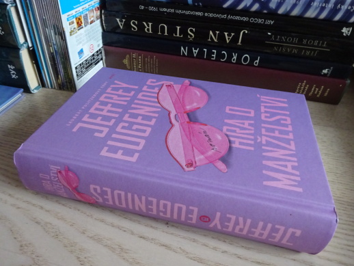 HRA O MANŽELSTVÍ, JEFFREY EUGENIDES, **an