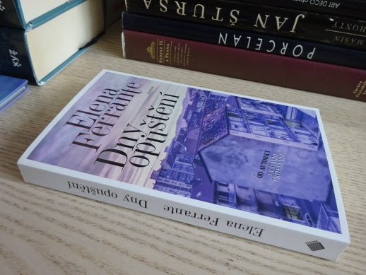 DNY V OPUŠTĚNÍ, ELENA FERRANTE, **an