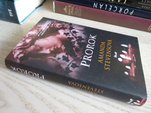PROROK, AMANDA STEVENSOVÁ, **an