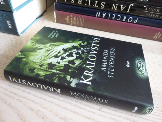 KRÁLOVSTVÍ, AMANDA STEVENSOVÁ, **an