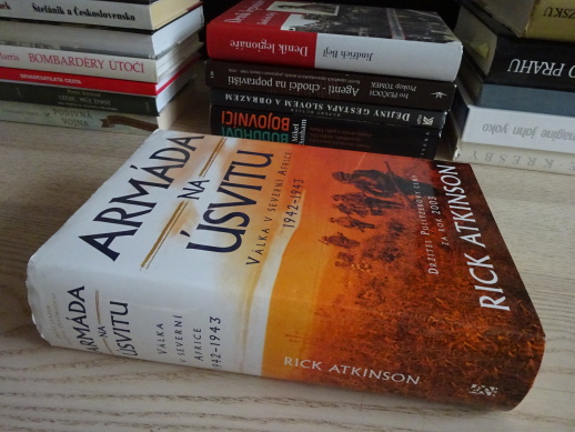 ARMÁDA NA ÚSVITU, RICK ATKINSON, **an