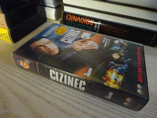 CIZINEC, VHS VIDEOKAZETA