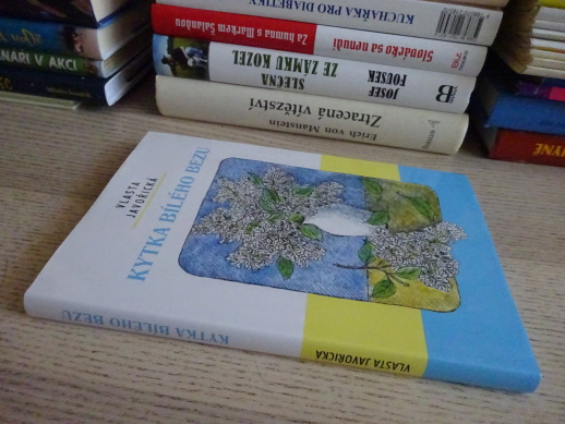 KYTKA BÍLÉHO BEZU, VLASTA JAVOŘICKÁ, **an
