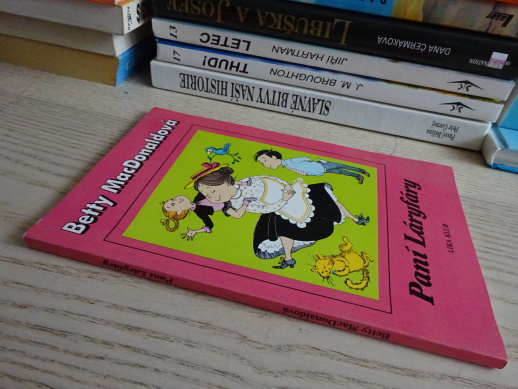 PANÍ LÁRYFÁRY, BETTY MACDONALDOVÁ, **an