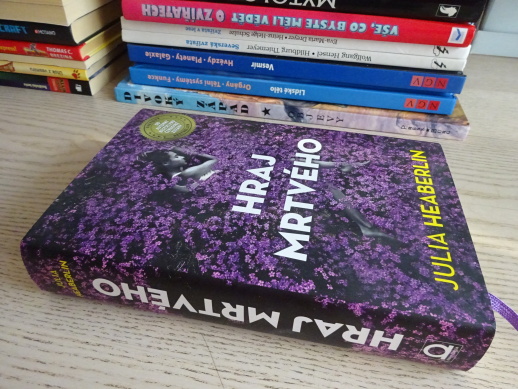 HRAJ MRTVÉHO, JULIA HEABERLIN, **an