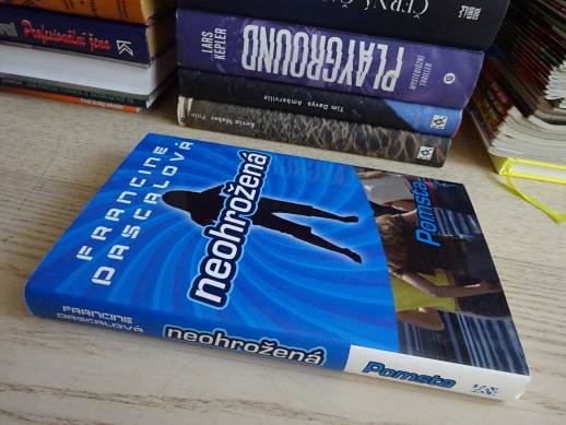 NEOHROŽENÁ, POMSTA, FRANCINE PASCALOVÁ, **an
