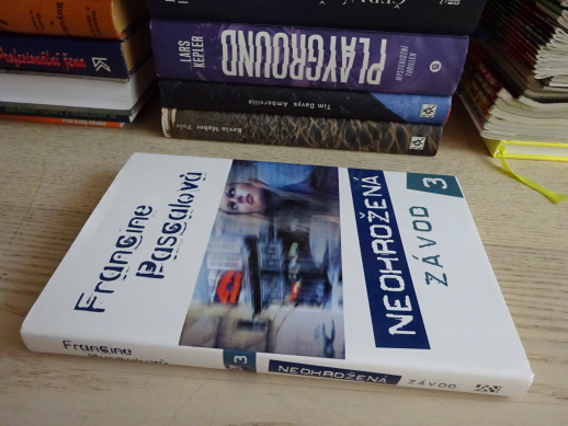 NEOHROŽENÁ, ZÁVOD, 3, FRANCINE PASCALOVÁ, **an