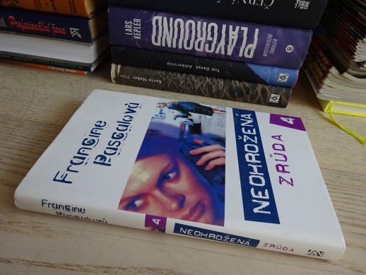 NEOHROŽENÁ, ZRŮDA, 4, FRANCINE PASCALOVÁ, **an