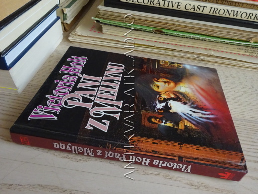 PANÍ Z MELLYNU, VICTORIA HOLTOVÁ, **an