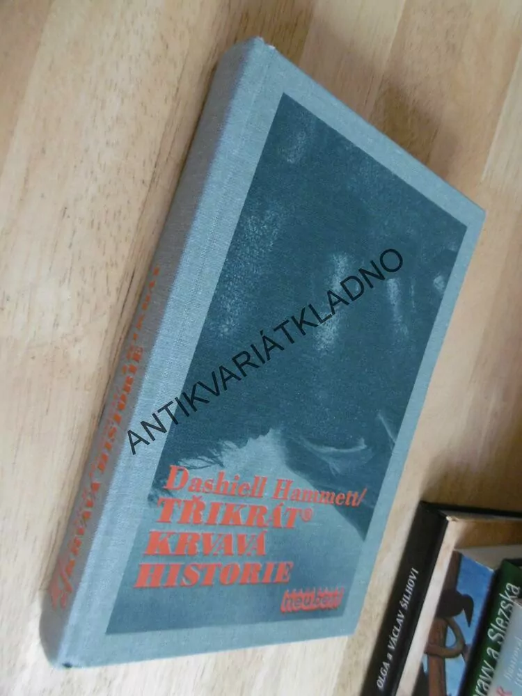 TŘIKRÁT KRVAVÁ HISTORIE, DASHIELL HAMMETT, **an