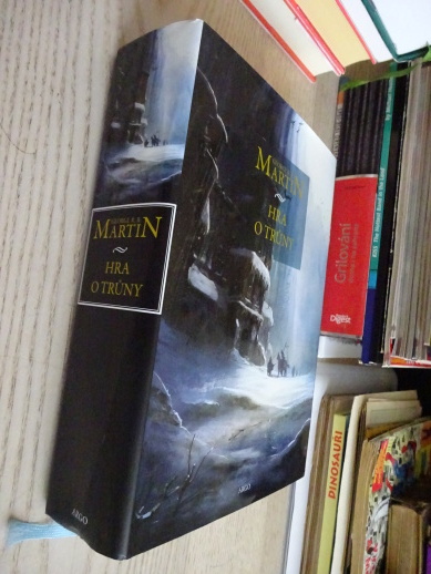 HRA O TRŮNY, KNIHA PRVNÍ, PÍSEŇ LEDU A OHNĚ, GEORGE R. R. MARTIN, **an