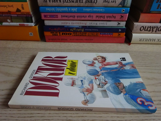 DOKTOR V DOMĚ, RICHARD GORDON, **an