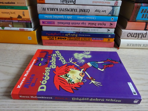 ALICE A... DÓÓÓST DOBRÁ SCHÍZA, KAREN MCCOMBIEOVÁ, **an