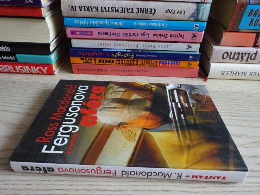 FERGUSONOVA AFÉRA, ROSS MACDONALD, **an