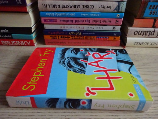 LHÁŘ, STEPHEN FRY, **an