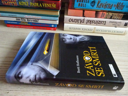 ZÁVOD SE SMRTÍ, BRETT HOFFMANN, **an