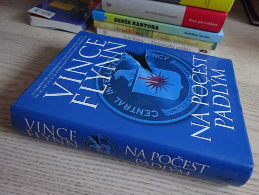 NA POČEST PADLÝM, VINCE FLYNN, **an